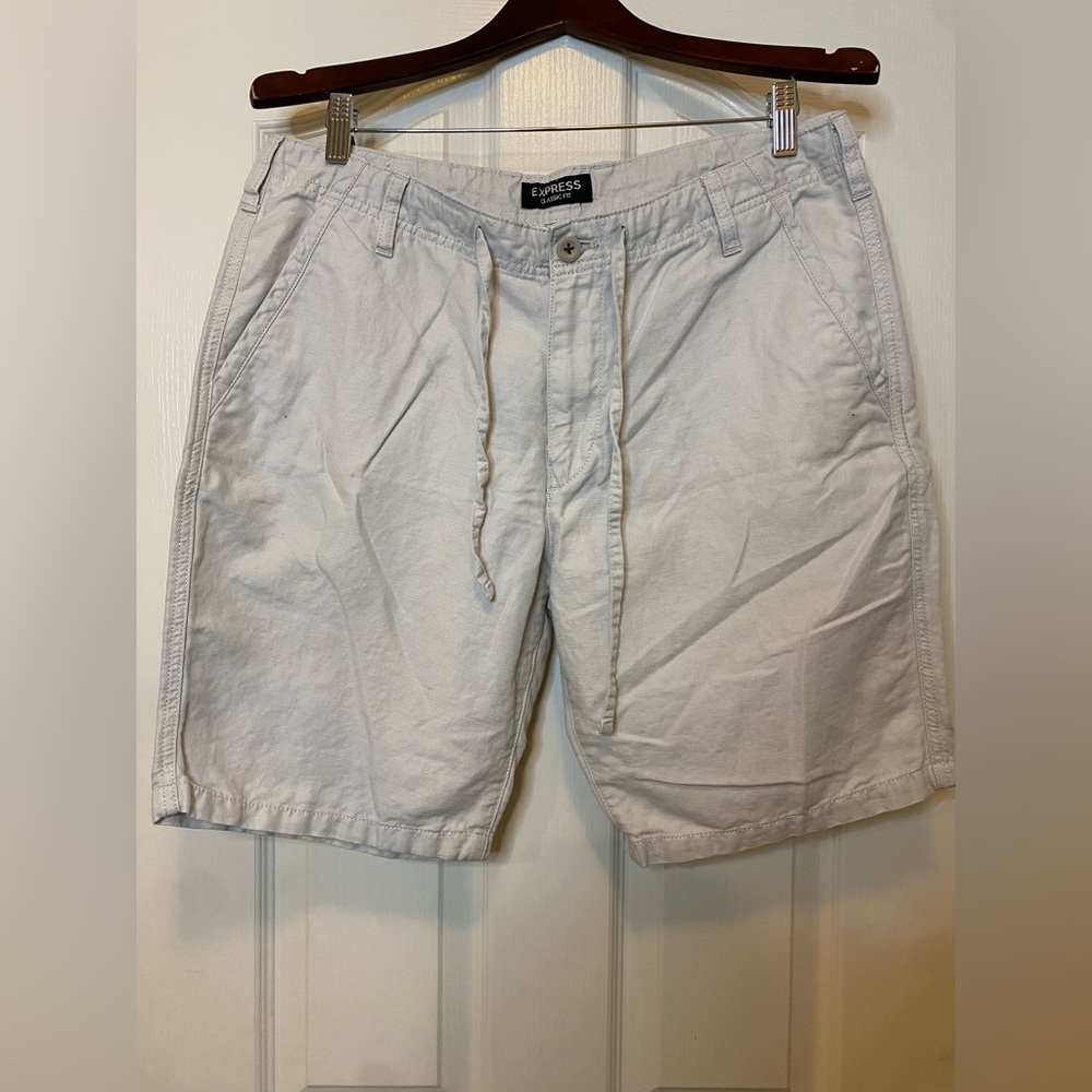 Light gray/White, Classic Fit, Size 34, Express shorts.